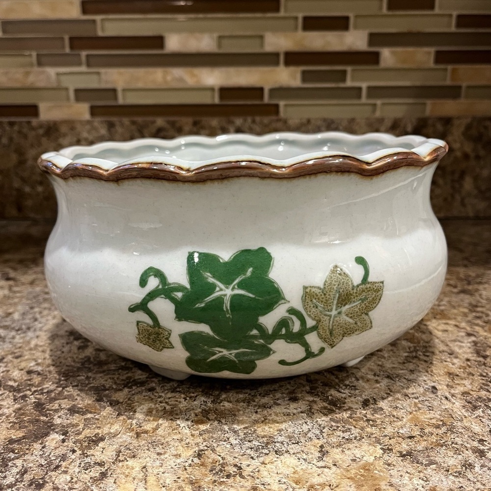 Vintage AAA Imports Planter with Ivy Design approx 7.5” wide 4” height - Picture 2 of 11